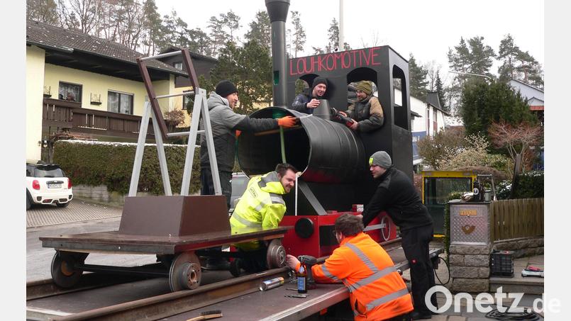 Stundenlang arbeiteten die Kolpingsmitglieder im Freien, um der &quot;Loukomotive&quot; den letzten Schliff zu verleihen. Bild: mh