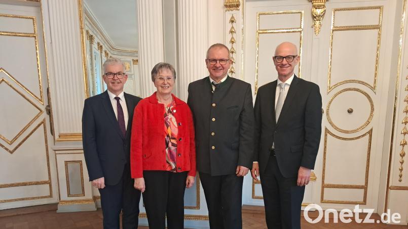 Regierungspräsident Walter Jonas (rechts) und der Amtschef des Staatsministeriums für Ernährung, Landwirtschaft, Forsten und Tourismus, Hubert Bittlmayer (links), gratulieren der neuen Bereichsleiterin B6 Elisabeth Beer und verabschieden Vorgänger Johannes Hebauer. Bild: Regierung der Oberpfalz/Kammermeier/exb