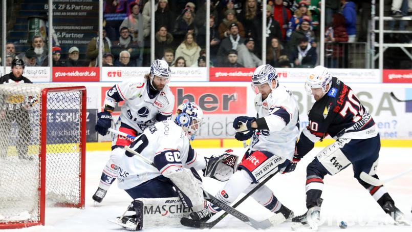 Mit Tommy Muck (links) und Matthew Sredl (Dritter von links) setzten die Blue Devils Weiden beim Gastspiel in Ravensburg auf eine US-amerikanische Verteidigung. Bild: Kim Enderle