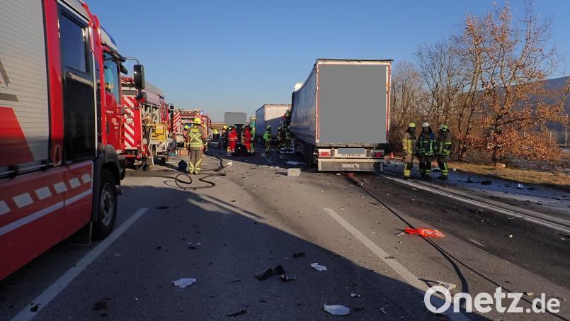 Unfall auf der A3 bei Regensburg. Drei Lastwagen sind ineinander gekracht. Bild: Berufsfeuerwehr Regensburg