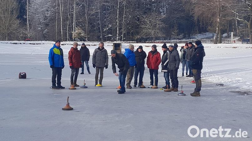 Das Eis hält – und die Eisstockschützen haben ihren Spaß. Bild: Konrad Zangl