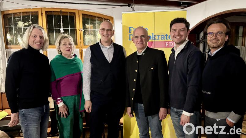 FDP-Kreisvorsitzender Christian Gleißner, Prof. Theodor Klotz und Nils Gründer (Dritter bis Fünfter von links) diskutierten beim FDP-Stammtisch in Mitterteich über bundespolitische Themen. Bild: Christian Gleißner/exb