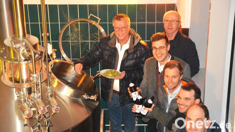 Mit dem traditionellen Brauspruch: „Gott gebe Glück und Segen drein“, gab Bürgermeister Hermann Falk den Hopfen in den Sud. Auf ein schönes Fest freuen sich Kirchenpfleger Joachim Winkler, Brauereichef Sebastian Dorfner, die DGE-Vorsitzenden Manuel Falk und Thomas Kummer und der Betriebsleiter des Gemeinschaftshauses Daniel Kummer. (Von hinten nach vorne) Bild: Fritz Dietl