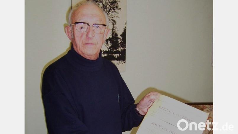 An den Ergebnissen seiner Archivarbeit ließ Fritz Schießl auch die Öffentlichkeit teilhaben, wie beispielsweise Schulklassen, denen er Dokumente des Stadtarchivs zugänglich machte. Archivbild: lg