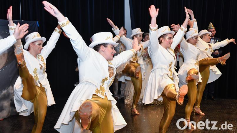 Begeisterungsstürme erntete die Prinzengarde der Knappnesia auch beim Gardetreffen der Oberpfalz für ihren Showtanz „Cirque Nouveau“. Bild: Petra Hartl