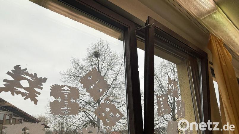 Nachdem ein Fenster an der Hirschauer Grund- und Mittelschule aus dem Rahmen gefallen ist, wurden jetzt Sicherungsketten angebracht. Sie sollen das Herabfallen verhindern und das Durchlüften ermöglichen. Bild: Grund- und Mittelschule Hirschau