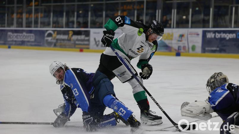 Marius Schmid (Mitte) und der EHC Mitterteich starten am Freitag mit einem Heimspiel in die Aufstiegs-Play-offs zur Landesliga. Archivbild: Dieter Jäschke