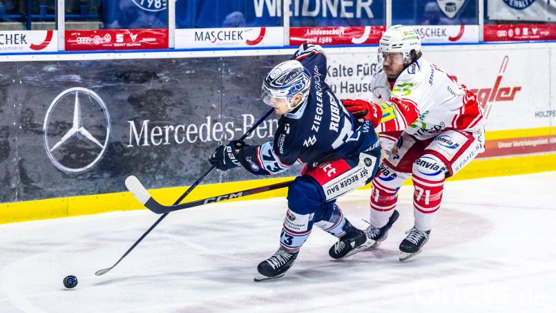 Tomas Rubes von den Blue Devils (blaues Trikot) wird von einem Crimmitschauer Gegenspieler verfolgt. Am Freitag müssen die Weidener auswärts gegen die Eispiraten ran. Archivbild: Tobias Neubert