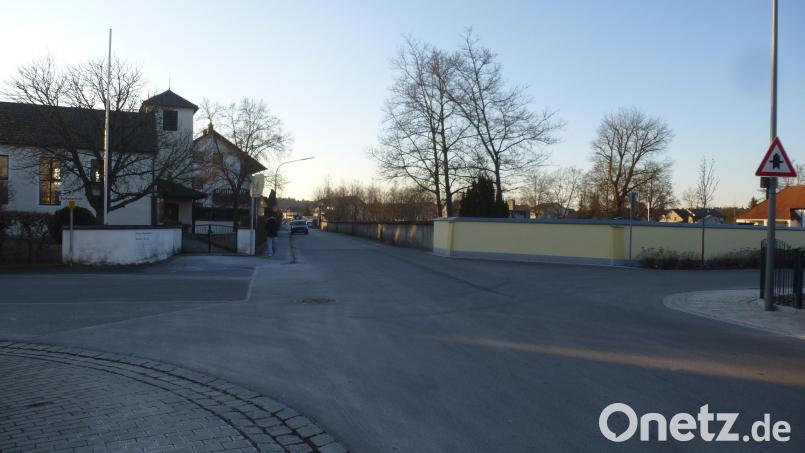 Noch stehen die genauen Kosten nicht fest. Die Fahrbahnerneuerung in der langen Säg- und Hubertus-Straße ist im Frühjahr geplant. Mit einbezogen wird die Sanierung der Friedhofsmauer gegenüber der evangelischen Kreuzkirche. Bild: bk