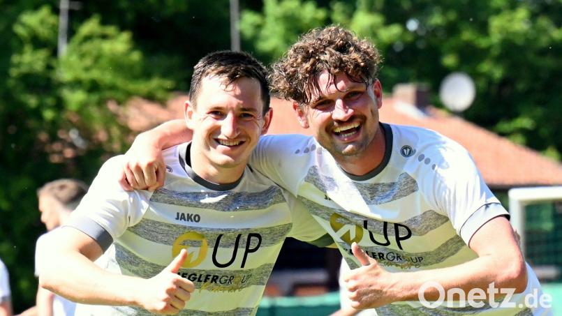 Zwei Torjäger der SpVgg SV Weiden, die sich verstehen: Patryk Bytomski (links) und Josef Rodler haben jeweils sechs Saisontreffer auf ihrem Konto. Nach einer mehrmonatigen Verletzungspause ist Bytomski wieder zurück auf dem Platz. Bild: Werner Franken