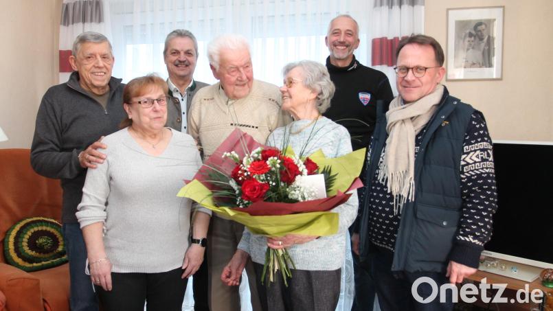 Sie lächeln sich noch immer gerne an: Michael und Annemarie Hummer. Zum 70. Ehejubiläum freuen sie sich über die vielen Gratulanten, darunter Dekan Alexander Hösl (rechts) und Bürgermeister Andreas Wutzlhofer (Dritter von links). Bild: pi