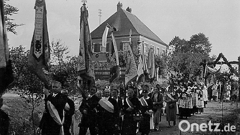 Start des Festzuges anlässlich der Vollendung der Kirchenerweiterung in den 1930er Jahren war beim Benefizium an der heutigen Schönfelder Straße in Wiesau. Bild: Archiv Werner Robl