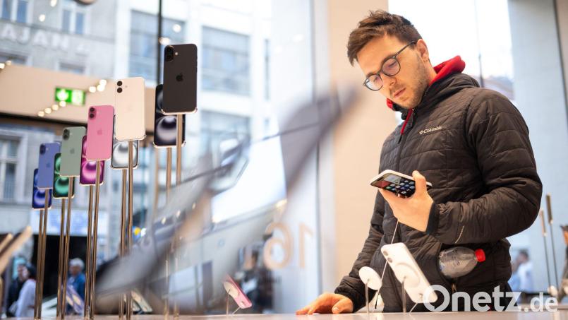 Smartphone-Käufer in Deutschland achten nach einer Bitkom-Studie immer stärker auf KI-Funktionen des Gerätes. Bild: Sebastian Christoph Gollnow/dpa