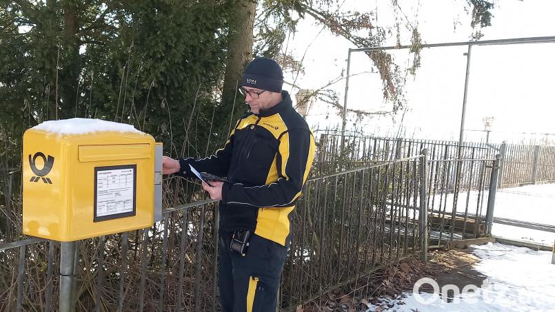 Postbote Harald Streble leert Ambergs einsamsten Briefkasten auf dem Mariahilfberg regelmäßig. Oft ist er leer. Dieses Mal aber wollte jemand etwas mit der Post verschicken. Bild: wpt