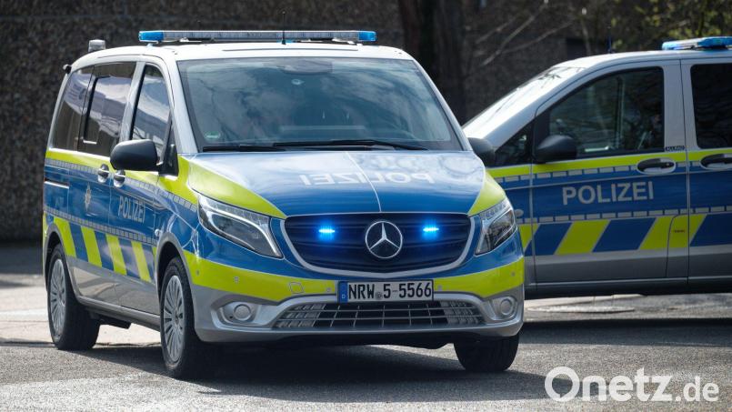Eine wilde Verfolgungsjagd mit der Sulzbach-Rosenberger Polizei leistete sich ein 18-jähriger Fahranfänger – dabei rauschte er sogar an einer Straßensperre vorbei und entging nur haarscharf einem Unfall. Symbolbild: Henning Kaiser/dpa
