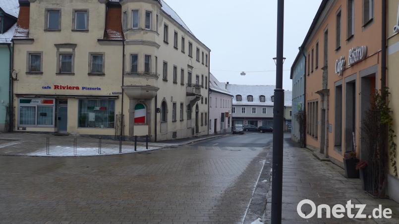 Hier sind drei Gastronomiebetriebe am und um den Tirschenreuther Marktplatz zu sehen: links eine Pizzeria, rechts ein Café-Bistro und in dem rosafarbenen Gebäude im Hintergrund ein Asia-Imbiss. Klassisches, gemütliches Speiselokal? Fehlanzeige. Bild: Thorsten Schreiber