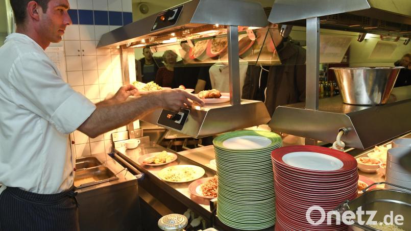 In der Amberger OTH-Mensa wird gekocht. Dabei entstehen Dämpfe und Gerüche. Für die Verbesserung der Lüftungsanlage gibt es nun Geld vom Freistaat. Bild: Petra Hartl