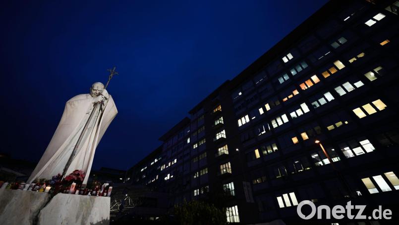 Die Sorge um Papst Franziskus ist seit seiner Einlieferung in die Gemelli-Klinik unter Gläubigen auf der ganzen Welt groß. Bild: Andrew Medichini/AP/dpa