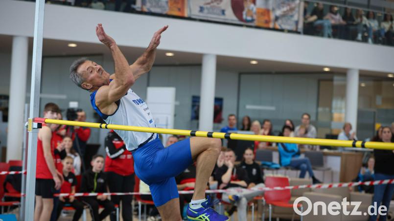 Hochspringer Manfred Ziegler verpasste in Hof nur knapp den Weltrekord in der Altersklasse M 65. Bild: Andreas Rau/RauLinse Photography