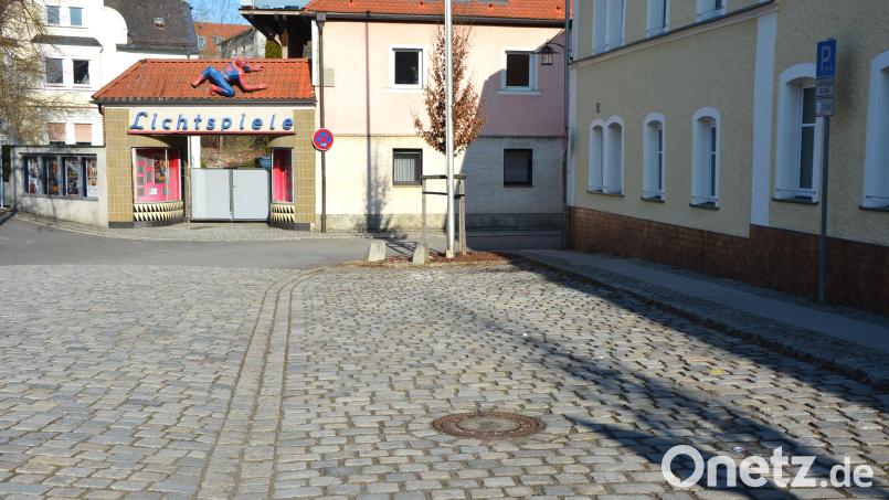 Bislang galt eine maximale zweistündige Parkdauer auf dem Parkplatz am Johannisplatz, künftig kann hier bis zu drei Stunden geparkt werden. Bild: jr