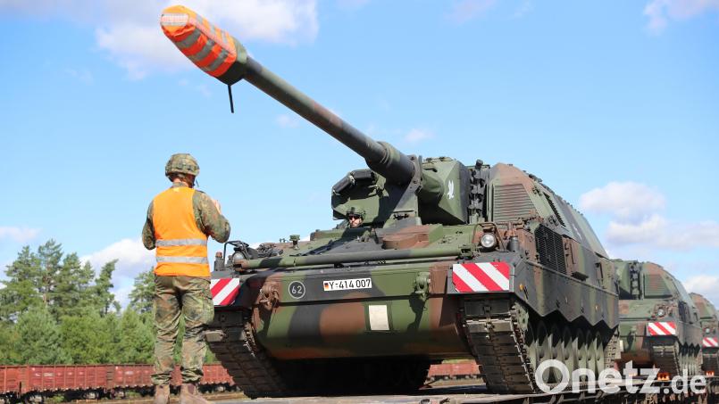 Ein Soldat weist den Fahrer einer Panzerhaubitze 2000 vom Artilleriebataillon 131 beim Herunterfahren vom Bahnwagon ein während der Enhanced Forward Presence Battle Group in Rukla/Litauen, am 04.08.2023. Bild: Marcel Fiechel