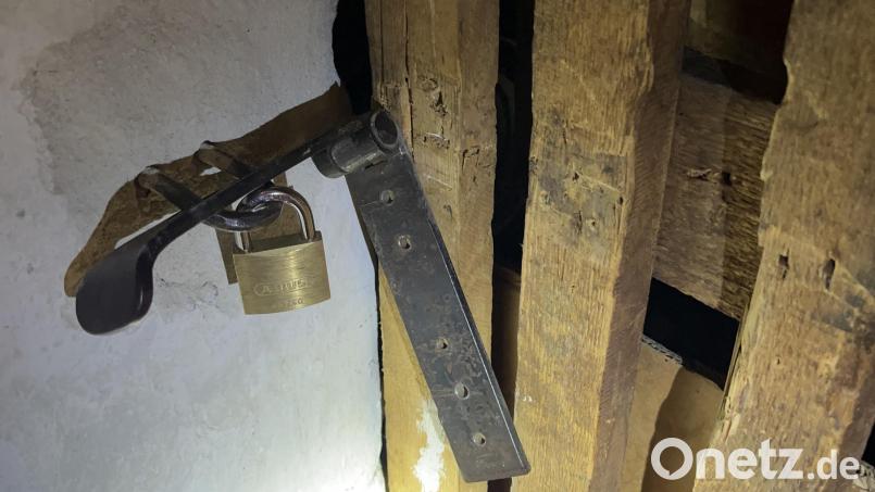 Aus dem Kellerabteil entwendete der Unbekannte eine Bohrmaschine, einen Bohrschrauber und einen dazugehörigen Akku. Bild: PI Schwandorf/exb