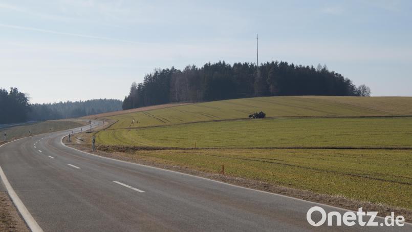 Rechts der Hochstraße von Niesaß nach Denglarn/Schwarzhofen liegen die Flächen für die Solarparks Wagnern-Ost I und II, durch eine Flurbereinigungsstraße getrennt. Im Hintergrund ist der Funkmast sichtbar. Bild: wel