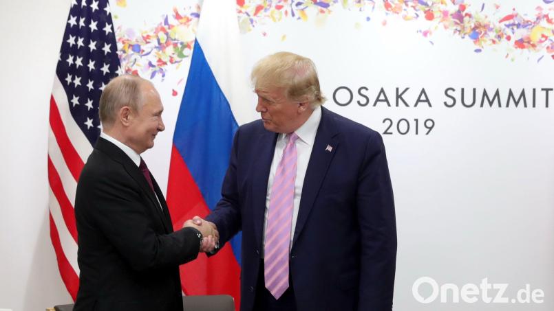 Wollen über die Köpfe der Ukrainer und der Europäer hinweg einen Waffenstillstand in der Ukraine aushandeln: Die Präsidenten Russlands, Wladimir Putin (links) und der USA, Donald Trump, scheinen einen Draht zueinander zu haben (hier beim G20-Gipfel 2019 in Japan). Archivbild: Mikhail Klimentyev/dpa