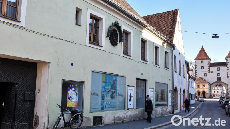 Die ehemalige Eisenwarenhandlung Platzer in der Oberen Nabburger Straße in Amberg. Idyllisch gelegen, direkt neben dem Nabburger Tor. Die Amberger Wohnwertbau hat das Anwesen jetzt gekauft und will hier Wohnungen schaffen. Bild: Stephan Huber