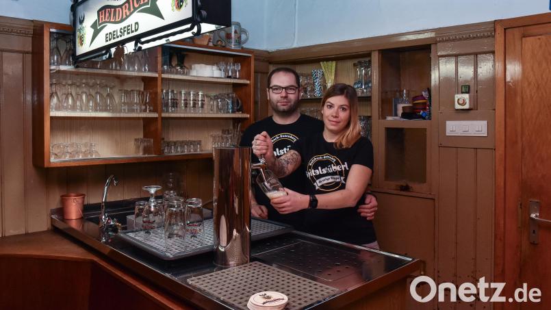 Das Spitalstüberl in Sulzbach-Rosenberg mit Wirt Sam Donhauser und Theresa Sedlmayr an der Schenke. Bild: Stephan Huber
