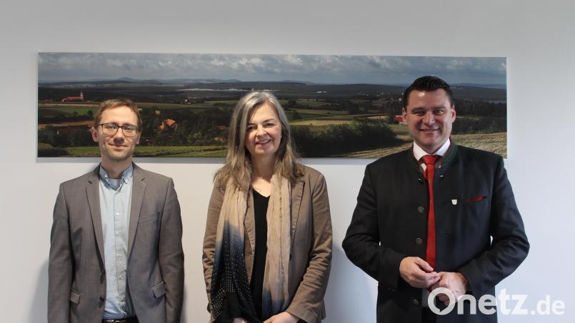 Mint-Managerin Brunhild Thomes (Mitte) spricht mit Landrat Thomas Ebeling (rechts) und Florian Schmid (links) von der Lernenden Region Schwandorf über ihre Ziele. Bild: Andrea Haas, Landratsamt Schwandorf/exb