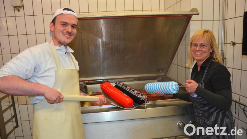 Seit 2019 stehen Sebastian Rosner und seine Mutter Jutta in der Führungsverantwortung der Metzgerei Rosner, sie setzen die jahrhundertealte Tradition des Familienbetriebs fort, hier bei der Arbeit in der Wurstküche. Bild: jr