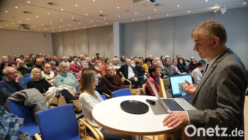Der Vortragsaal im ACC war beim Gesundheitsforum wieder gefüllt. Dr. Hischam Bassiouni sprach über die Trigeminusneuralgie. Bild: gsp