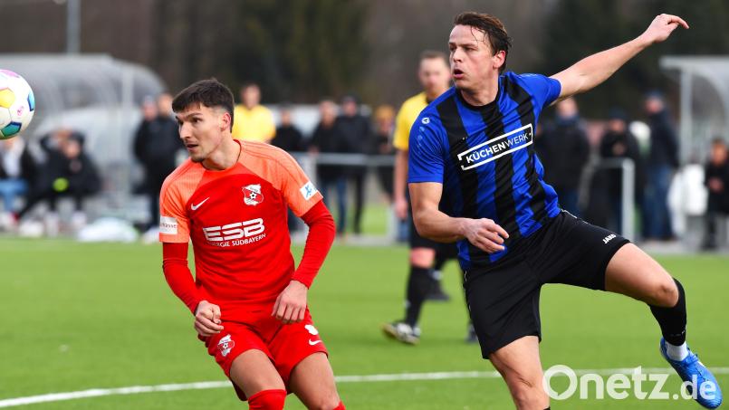 Felix Behnke (rechts) und die SpVgg SV Weiden schafften ein 3:3 gegen die SpVgg Hankofen-Hailing aus der Regionalliga. Gegen den tschechischen Drittligisten TJ Jiskra Domazlice soll der erste Sieg der Vorbereitung her. Archivbild: G. Büttner