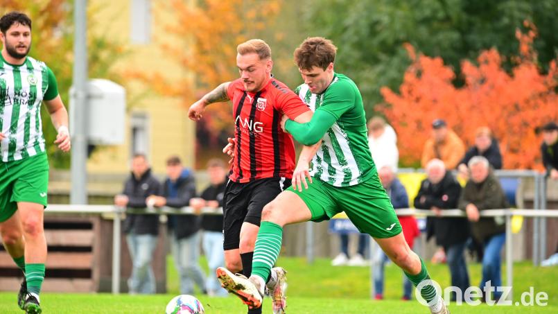 Simon Schönberg (rechts, Szene aus einem früheren Spiel) und der SV Mitterteich müssen in der 2. Runde der Qualifikation zum Toto-Pokal gegen den SC Feucht ran. Archivbild: Thomas Schrems