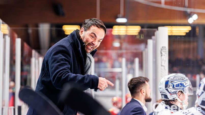 Trainer Sebastian Buchwieser konnte mit der Leistung seiner Blue Devils in Crimmitschau überhaupt nicht einverstanden sein. Bild: Werner Moller