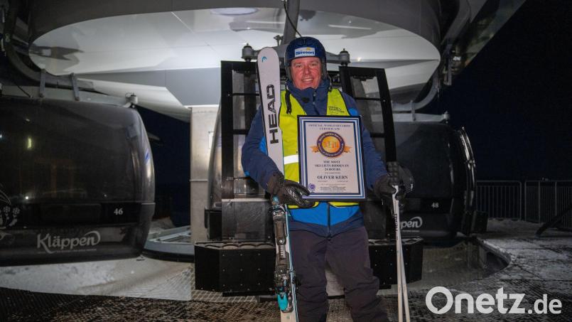 Oliver Kern am Ende eines langen Skitags mit seiner Rekord-Urkunde: 101 verschiedene Lifte ist er gefahren. Bild: Skiresort.de/dpa