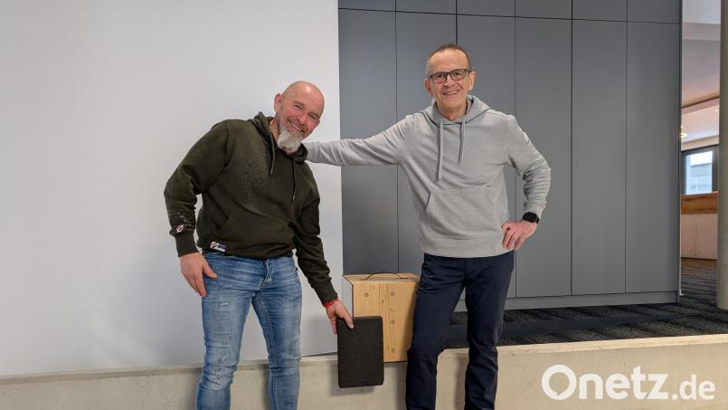 Gute Verbindung: Josef Reger (links) hält ein Muster von Walter Franks Schaumglas-Boden-Material an ein Muster seiner Massivholz-Wände. Bild: Wolfgang Würth