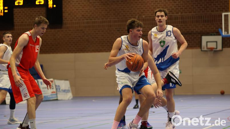 Rene Deinlein (am Ball) von den Weiden SEC Baskets. Am Samstag geht es für die Weidener Bayernliga-Basketballer gegen die TG Veitshöchheim II. Archivbild: Dieter Jäschke