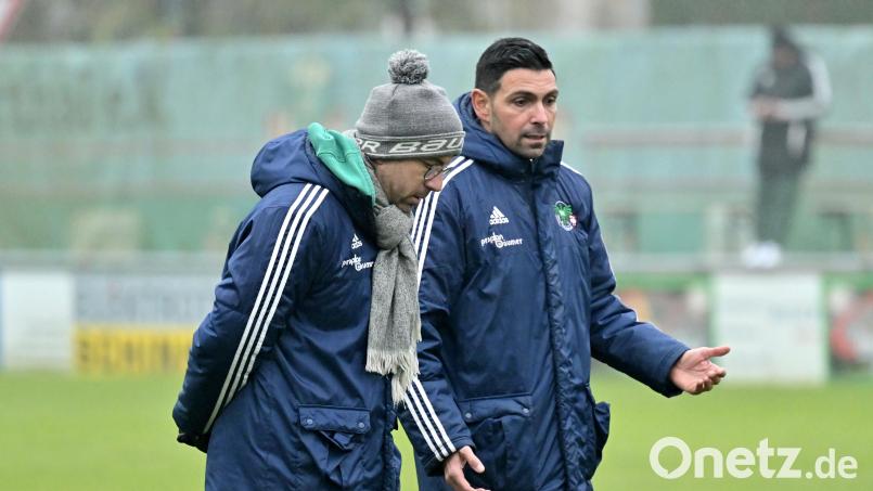 Die Trainer Florian Schlicker (links) und Serdal Gündogan erwarten von ihren DJK-Jungs einen ordentlichen Test beim ATSV Erlangen. Archivbild: Hubert Ziegler