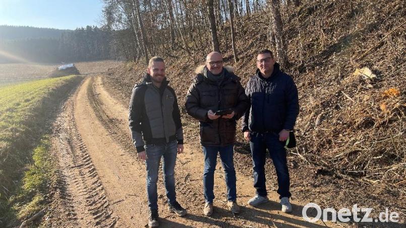 Erster Bürgermeister Maximilian Beer, Matthias Vogl von der Firma Seebauer und Volker Schneeberger (VG Neunburg) begutachten die Baustelle, auf der die Freischneidearbeiten bereits beendet sind. Bild: Anton Köppl/exb
