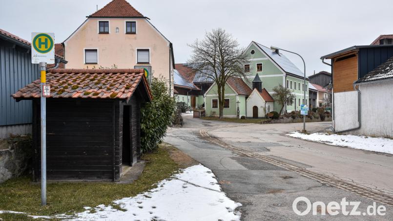 Die Ortschaft Mertenberg bei Schnaittenbach soll ein neues Ortsbild erhalten. Im Zuge der einfachen Dorferneuerung soll unter anderem das alte Bushäuschen (links) abgerissen und an anderer Stelle ein neues errichtet werden. Bild: Stephan Huber