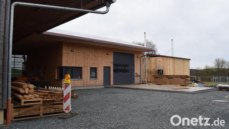 Zu den großen Investitionen der Vergangenheit gehört der neue Bauhof mit dem angeschlossenen Heizhaus für die Nahwärmeversorgung (rechts im Bild). Die Arbeiten können heuer abgeschlossen werden. Bild: bnr