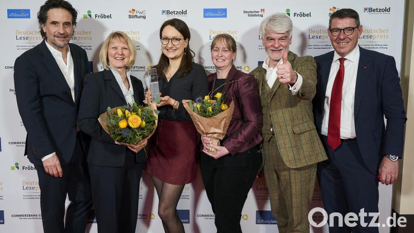 Oliver Mommsen (Lesebotschafter, von links), Ruth Neumann, Theresa Fischer, Katja Sauermann (Regionalbibliothek Weiden), Christian Kipper (Geschäftsführer Deutsche Fernsehlotterie) und André Stahl (Deutscher Städtetag Präsidium) bei der Preisübergabe des Deutschen Lesepreises an die Regionalbibliothek Weiden. Bild: Stiftung Lesen / Sascha Radke