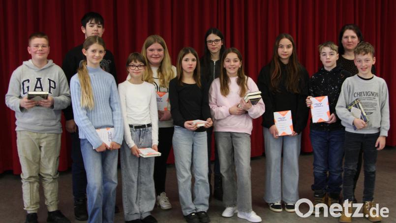 Allein die Teilnahme am Kreisentscheid ist ein wertvolles Erlebnis. Siegerin wurde Rubina Boccali aus Fuchsmühl (Fünfte von rechts). Belohnt wurde aller Engagement mit je einem Buch. Bild: wro
