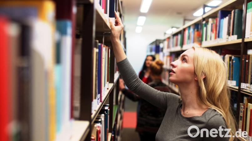 In die Bibliothek setzen und Stoff nachlesen? Beim Lernen für eine Prüfung bringt einen das nur bedingt voran. Bild: Markus Hibbeler/dpa