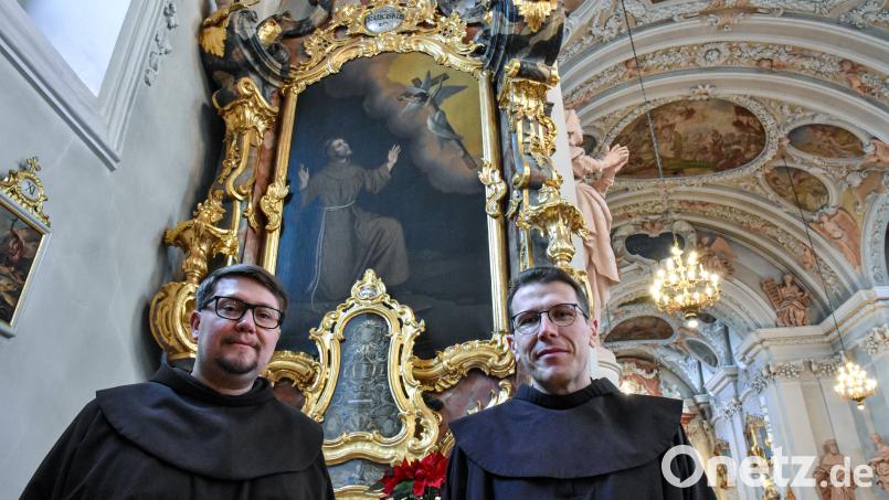 Pater Seraphin und Pater Clemens (von links) freuen sich nicht nur über ihre Baumpflanzaktion, sondern auch über den Seitenaltar zu Ehren ihres Ordensheiligen Franziskus in der Bergkirche, der Anlass zu diesem besonderen &quot;Spatenstich&quot; am Mariahilfberg gibt. Bild: Stephan Huber