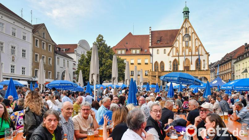 Am Altstadtfest in Amberg spielt auch heuer die Musik länger. Das sind Entscheidungen, die sich auch die Politik nicht leicht macht, kommentiert Wolfgang Ruppert. Symbolbild: Petra Hartl