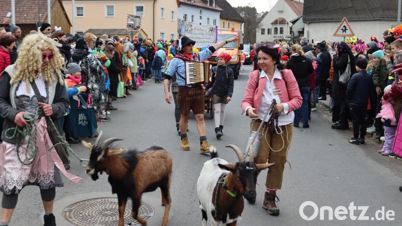 Am Faschingssonntag, 2. März, schlängelt sich wieder der Gaudiwurm durch Rieden, allen voran der Wagner Max mit seinen Helferinnen und dem Goasbock. Archivbild: mrr