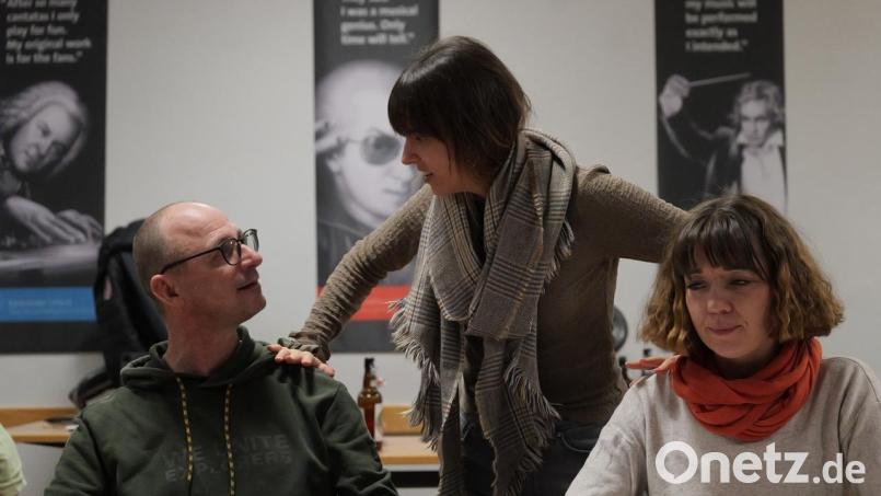 Das Ovigo-Theater bringt das Musical &quot;Blind Date&quot; auf die Bühne. Das Bild zeigt Thomas Gitter als Jan, Lisamarie Berger als Rosi (Mitte) und Franziska von Hülst als Meli (rechts). Bild: Florian Wein/exb